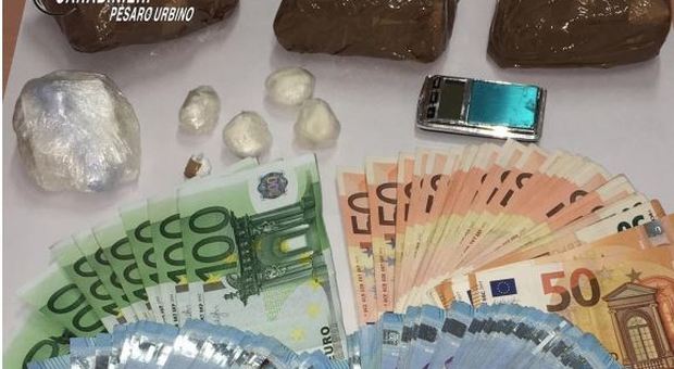 Pesaro, sorpreso a spacciare cocaina nel parcheggio: in casa ne ha un chilo