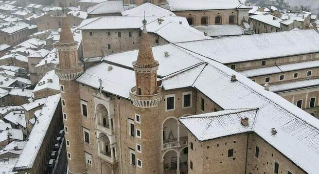 La città di Urbino ieri innevata