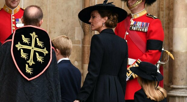 La principessa Charlotte vestita di nero con il cappello ai funerali della Regina Elisabetta: «La bisnonna sarebbe molto fiera»