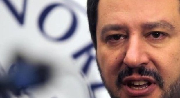 Migranti, scontro in tv Salvini-De Magistris: «Aspettati querela da Maroni»