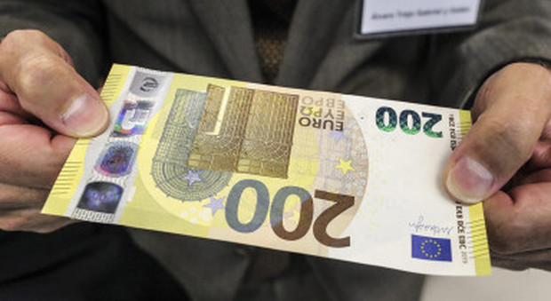 Euro, a fine maggio arrivano le nuove banconote da 100 e 200: ecco cosa cambia