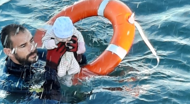 Il neonato salvato in mare da un militare, il dramma della foto simbolo: «Era congelato, freddo, non si muoveva»