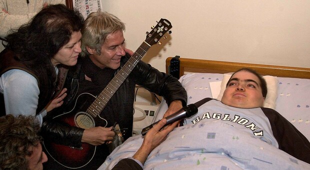 Morto Alessandro Manzella, paralizzato a letto dall'età di 12 anni. Il post dell'amico Baglioni: «Eri speciale»
