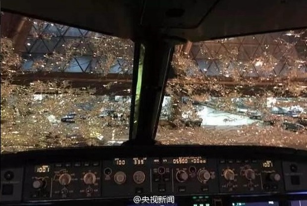 Cina, aereo costretto ad attraversare una tempesta di grandine: il parabrezza si frantuma in fase di atterraggio