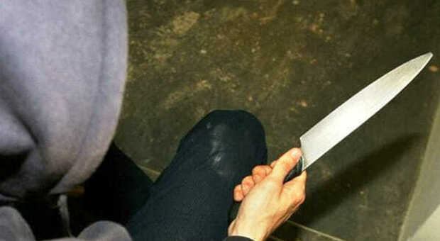 Rapina con il coltello in tabaccheria. Denunciati due diciassettenni