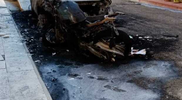 Incendio nella notte: in fiamme l'auto e la moto del consigliere comunale di Torricella, indagini in corso
