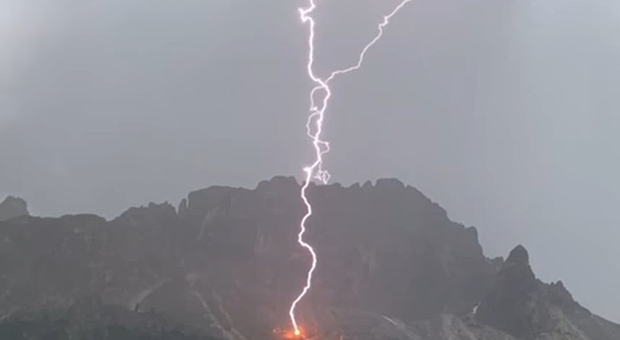 L'impatto di un fulmine sulla montagna