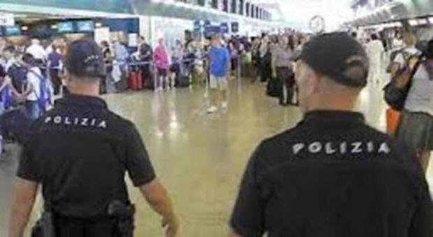 Fiumicino, arrestata banda della mostarda: sporcavano le giacche dei passeggeri e li derubavano