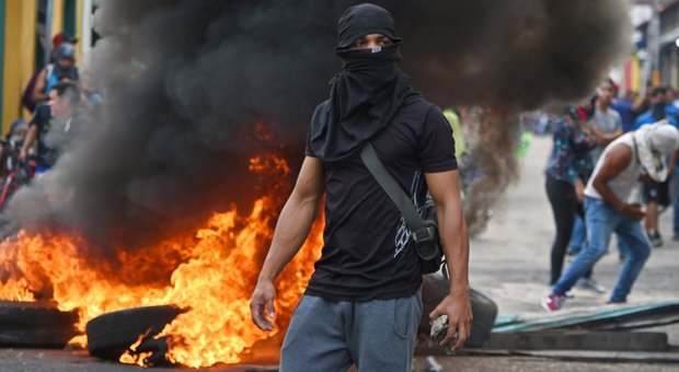 Venezuela nel caos, 4 morti al confone col Brasile: polizia incendia camion di aiuti