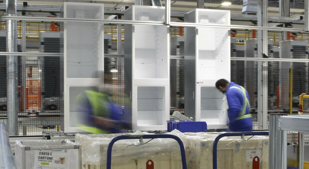 Calo vendite e problemi nelle forniture, Electrolux chiude per qualche giorno le fabbriche di Susegana e Porcia