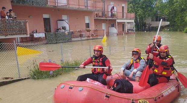 I soccorritori napoletani in azione in Emilia