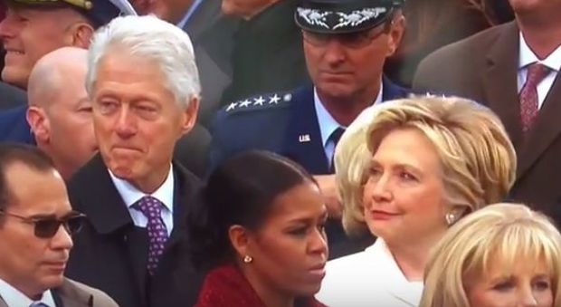 Bill Clinton distratto durante l'insediamento di Trump, ma Hillary lo fulmina