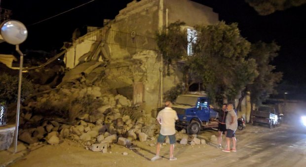 Terremoto a Ischia, polemica sull'abusivismo. I sindaci: «Non c'entra nulla». La Protezione civile: «Case con materiali scadenti»