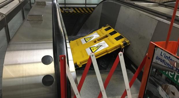 Metro A Roma, incubo scale e ascensori: impianti rotti in una stazione su 3
