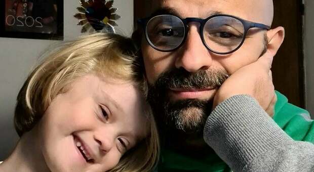 Luca Trapanese, la figlia Alba derisa in spiagga: «Ha la sindrome di Down, le hanno detto che è malata e brutta»