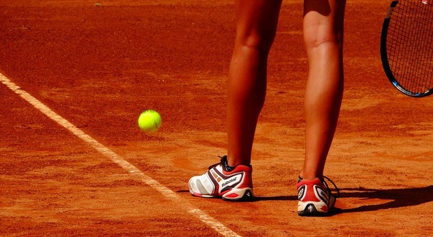 Atti sessuali con allieve minorenni: tre anni al maestro di tennis
