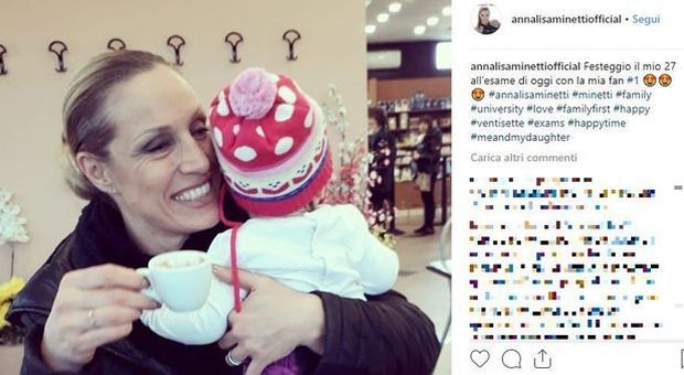 Annalisa Minetti insultata su Instagram: «Da cieca non avresti dovuto fare un secondo figlio»