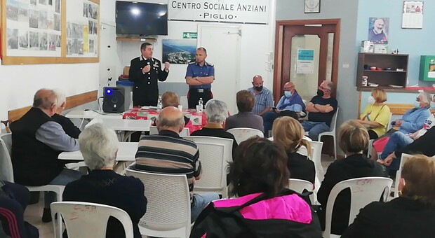 Frosinone, truffe e prevenzione: a Piglio i carabinieri incontrano gli anziani