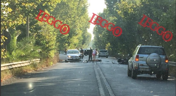 Roma, terribile incidente sulla via del Mare: frontale contro un'auto, morto motociclista 49enne