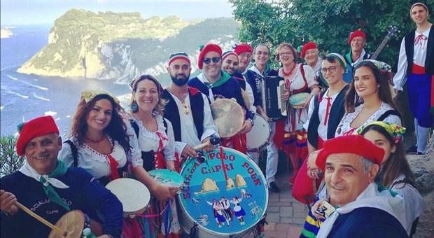Scialapopolo: «Il nostro abbraccio da Capri» sulle note di 'O Sole mio