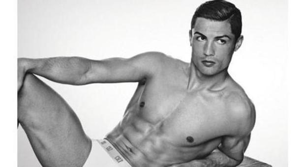 Cristiano Ronaldo e la difficoltà delle foto in slip: «Superdotato, devono usare Photoshop»