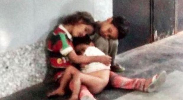 Nuova Delhi, fratellini abbandonati in stazione dal padre: salvati da una foto su Twitter