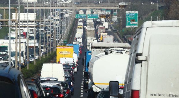 Roma, caos sul Gra: traffico in tilt dalla Bufalotta a Fiumicino