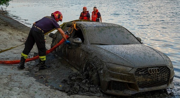 Auto affiora dal fiume: il mistero dell'Audi col volante bloccato FOTO