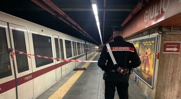 Roma, è morto l'uomo travolto da un treno nella metro A. Stop ai treni tra Anagnina e San Giovanni