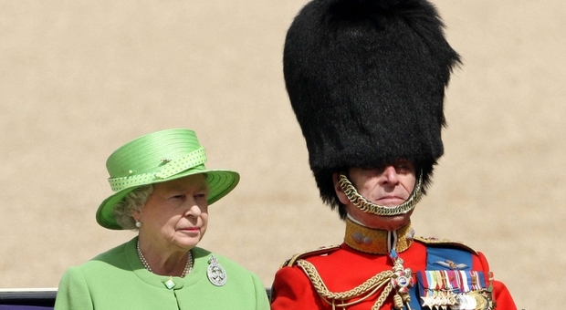La Regina Elisabetta con a fianco un militare della Guardia reale che indossa il colbacco di pelle d'orso (immag diffusa da Ansa)