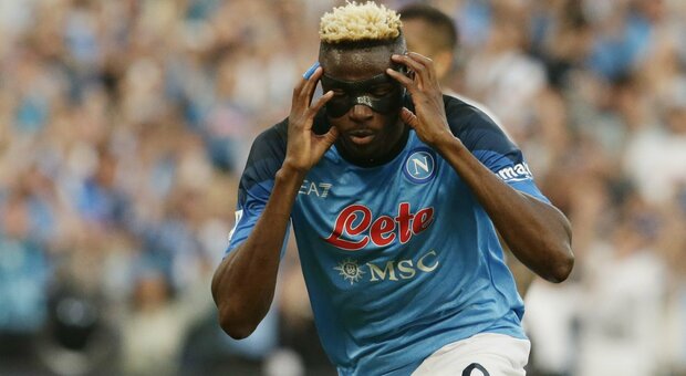 Il Napoli risponde alle polemiche al video social cancellato su Osimhen: «È patrimonio del club, mai voluto offenderlo»
