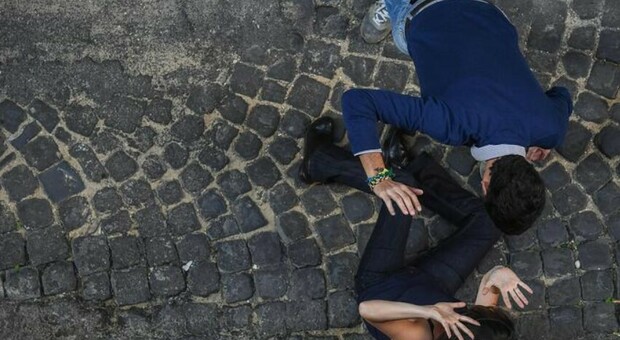 Napoli choc, «stuprata da due uomini»: l'incubo di una 18enne durante il sabato sera con le amiche