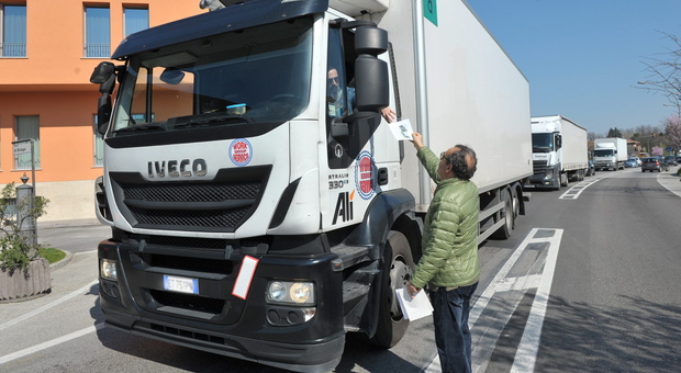 Volantini distribuiti ai camionisti che violano il divieto a San Giuseppe
