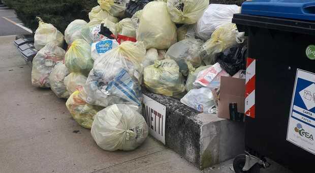 Decine di sacchi di rifiuti lasciati in strada il giorno di Natale