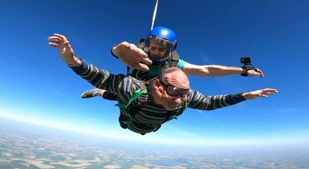 Paraplegico dalla nascita si lancia col paracadute da 4.200 metri, l'impresa di Gianfranco Ciavattella: «Siate liberi»