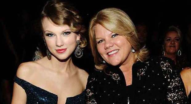 La mamma di Taylor Swift ha il cancro. La popstar: «Non lo auguro a nessuno»