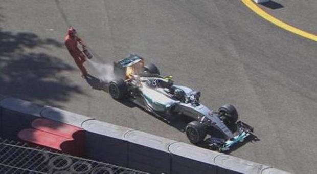 La Mercedes di Nico Rosberg con il motore in fiamme