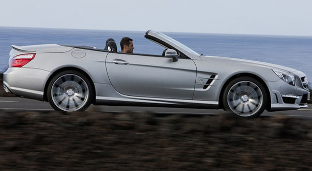 La linea elegante ed aerodinamica della nuova generazione di Mercedes SL
