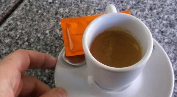 Serve un caffè in tazza invece che nel bicchiere usa e getta: barista e cliente multati per 400 euro