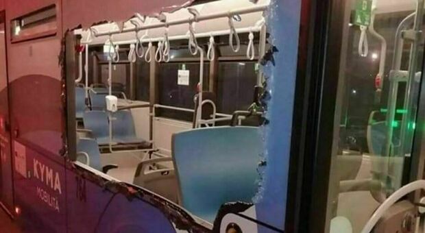 Bus preso a sassate, terrore a bordo: esplodono tutti i vetri dei finestrini FOTO