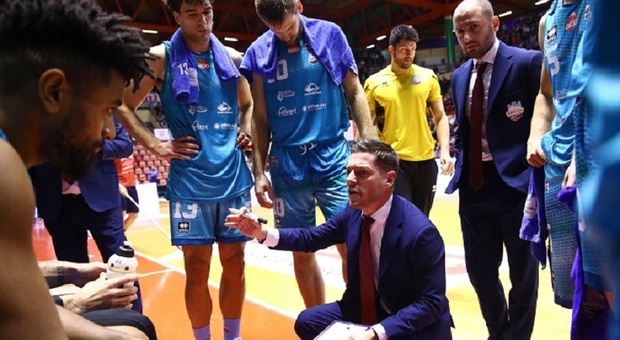 Il coach Alessandro Rossi durante un time out a Forlì (foto Pallacanestro Forlì)