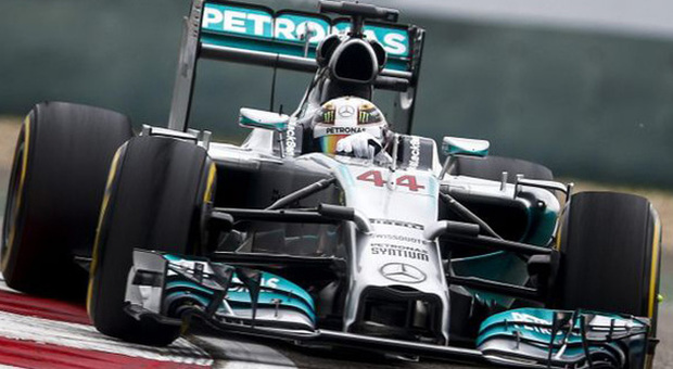 La Mercedes di Lewis Hamilton nella gara di Shanghai