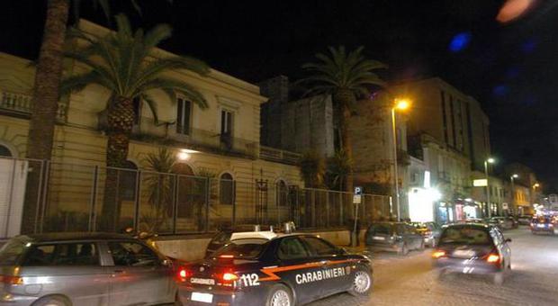 Campagna, bastonato e accoltellato: resta grave. I carabinieri portano in carcere i due fratelli nella notte