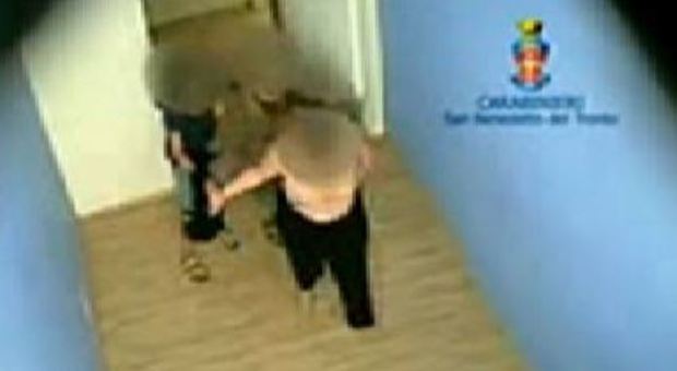 Ragazzi autistici picchiati e rinchiusi in una stanza: arrestati 5 educatori