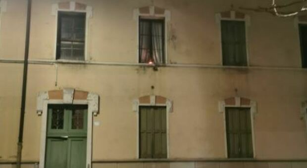 Un lumino acceso alla finestra del condominio Ater per invocare la cacciata della "strega"
