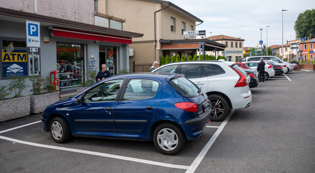 Venezia, allarme parcheggio selvaggio a Tessera. Residenti furiosi: «Abbandonano le macchine per giorni»