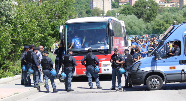 Sassi contro bus dei tifosi del Frosinone: due denunce