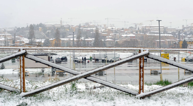 Maltempo, mezza Italia si sveglia con la sorpresa neve: fiocchi di primavera