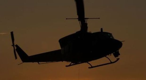 Napoli, il mistero degli elicotteri in volo notturno sull'acqua | Video