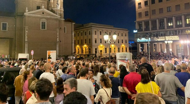 Notte in Blu, che successo. Ora gli operatori sfidano il Comune di Ancona: «Volete i nostri locali aperti? Fate eventi»